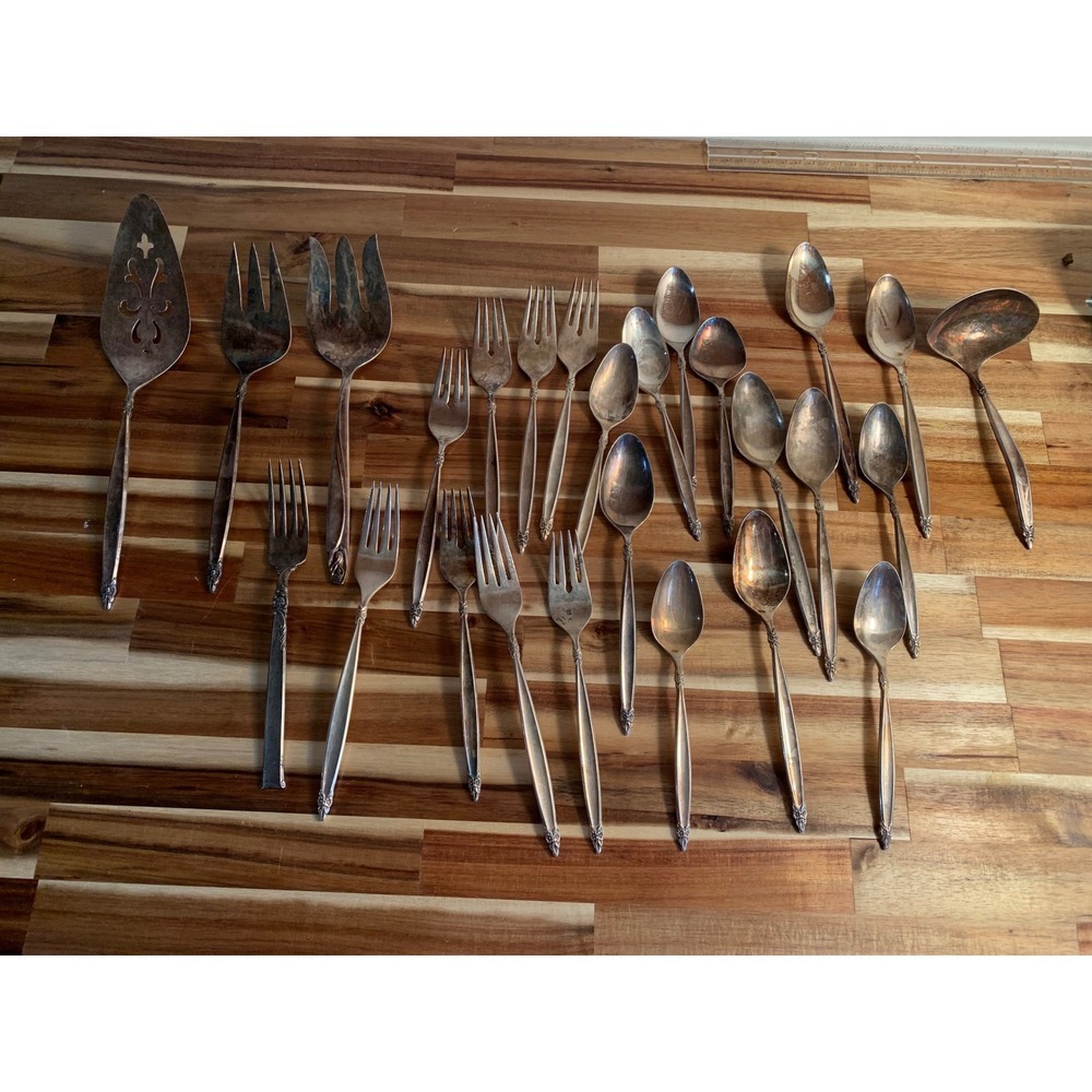 1847 Rogers Bros Garland Silver Plate Flatware Set of 26 Vintage Retro Old Money